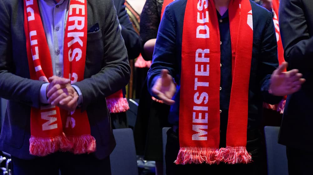 In Dresden, 325 new master craftsmen received their master craftsman's certificates (archive photo). / Photo: Robert Michael/dpa