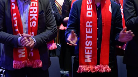 In Dresden haben 325 neue Handwerksmeister ihre Meisterbriefe erhalten (Archivbild). / Foto: Robert Michael/dpa