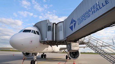 Sachsens Flughäfen stehen trotz Rettungspaket weiter unter Druck: Im vergangenen Jahr hat die Dachgesellschaft Mitteldeutsche Flughafen AG einen Rekordverlust verzeichnet. (Archivbild) / Foto: Jan Woitas/dpa