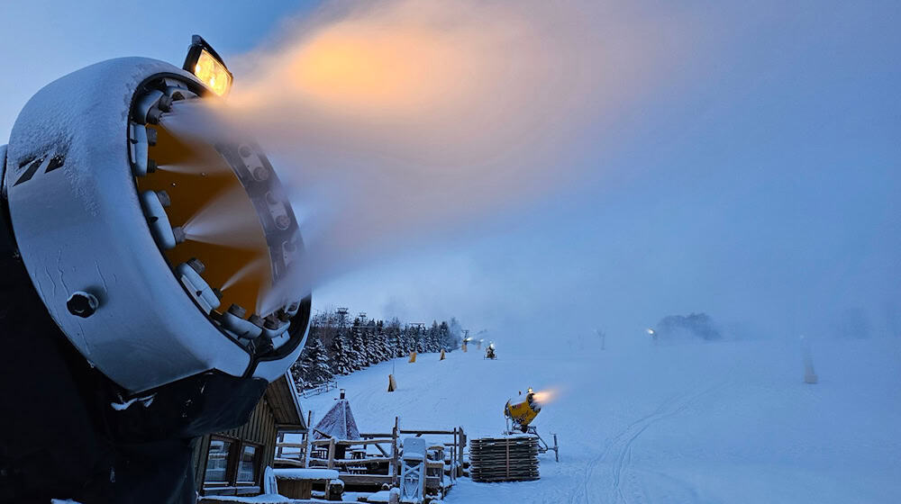 In Sachsens Wintersportgebieten laufen die Schneekanonen. / Foto: Mike Müller/dpa