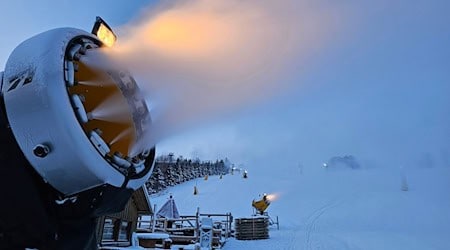 In Sachsens Wintersportgebieten laufen die Schneekanonen. / Foto: Mike Müller/dpa