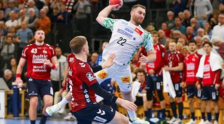 Lukas Mertens und die Bundesliga-Handballer des SC Magdeburg lösten die Pflichtaufgabe bei GWD Minden souverän. / Foto: Michael Hundt/dpa
