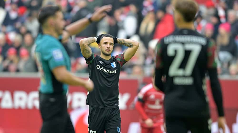 Falko Michel (M) has conceded the next defeat with his 1. FC Magdeburg / Photo: Anke Waelischmiller/dpa