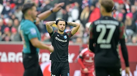 Falko Michel (M) has conceded the next defeat with his 1. FC Magdeburg / Photo: Anke Waelischmiller/dpa