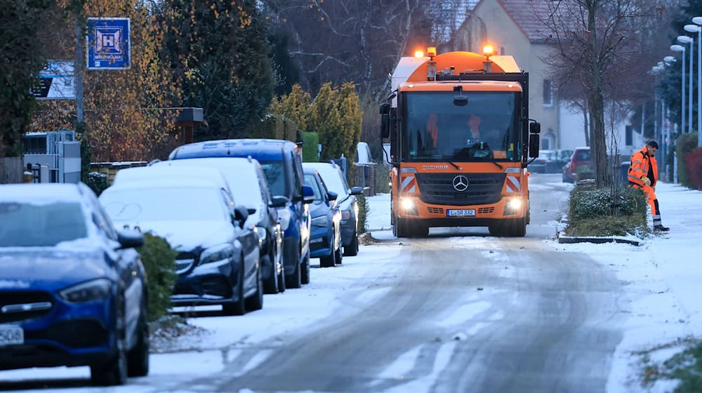 In Sachsen sorgen Frost und Schnee weiterhin für glatte Straßen. (Archivfoto) / Foto: Jan Woitas/dpa