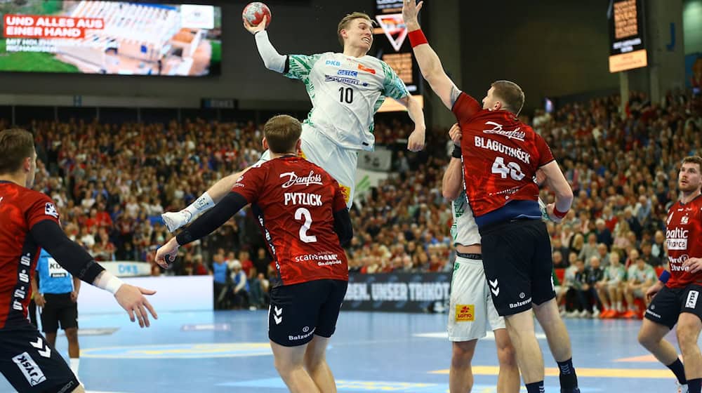 Gisli Kristjansson (M) extends his contract in Magdeburg until 2030 (archive photo) / Photo: Michael Hundt/dpa