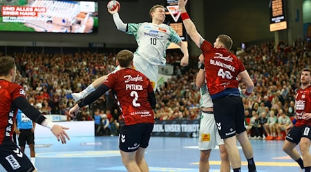 Gisli Kristjansson (M) verlängert seinen Vertrag in Magdeburg bis 2030. (Archivbild) / Foto: Michael Hundt/dpa