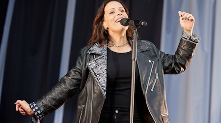Silbermond-Sängerin Stefanie Kloß in Aktion. Die Band aus Bautzen feiert im Jahr 2027 ihr 25-jähriges Bandjubiläum. (Archivbild) / Foto: Georg Wendt/dpa