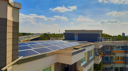 Klimaschutz auf dem Dach: Kommunale Energiewende beginnt im Bestand. / Foto: Solarimo auf Pixabay.com