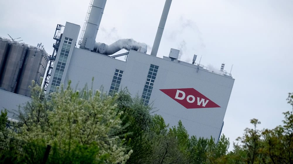 At the end of 2027, the chemical company Dow plans to close parts of its plants in Saxony and Saxony-Anhalt. (Archive image) / Photo: Sebastian Willnow/dpa