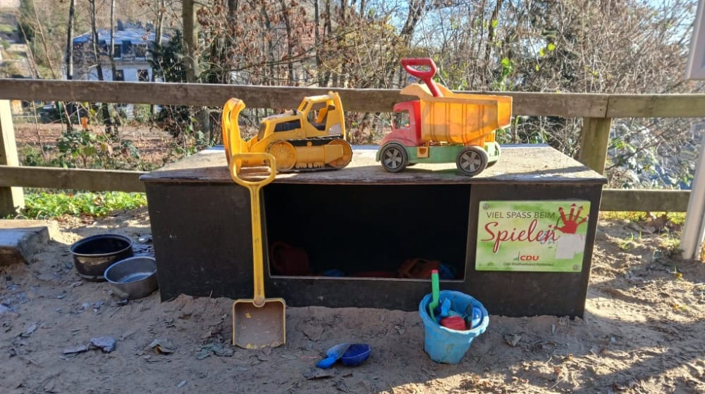 Aufräumen an den Sandspielboxen. Foto: CDU Radebeul