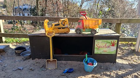 Aufräumen an den Sandspielboxen. Foto: CDU Radebeul