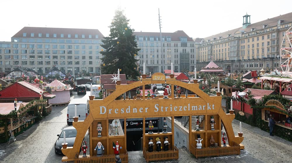 Massive cast elements are intended to prevent vehicles from driving onto the market grounds without authorization. / Photo: Sebastian Kahnert/dpa