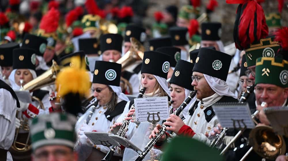 Musiker spielen bei einer Bergparade. (Symbolbild) / Foto: Hendrik Schmidt/dpa
