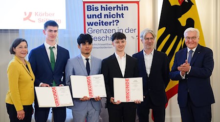 Frank-Walter Steinmeier honors this year's winners of the Federal President's History Competition.   / Photo: Bernd von Jutrczenka/dpa