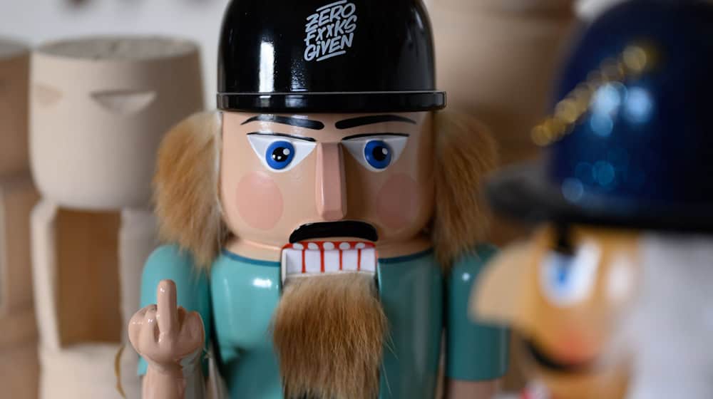 Genuine Erzgebirge nutcracker vs. imported model. Arts and crafts in the Ore Mountains are fighting back against copies from abroad. Also in court / Photo: Hendrik Schmidt/dpa
