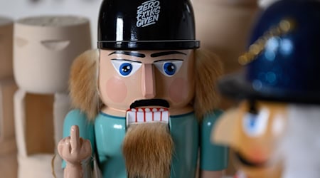 Echt erzgebirgischer Nussknacker vs. Importmodell. Das Kunsthandwerk im Erzgebirge setzt sich gegen Kopien aus dem Ausland zur Wehr. Auch vor Gericht. / Foto: Hendrik Schmidt/dpa