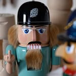 Echt erzgebirgischer Nussknacker vs. Importmodell. Das Kunsthandwerk im Erzgebirge setzt sich gegen Kopien aus dem Ausland zur Wehr. Auch vor Gericht. / Foto: Hendrik Schmidt/dpa