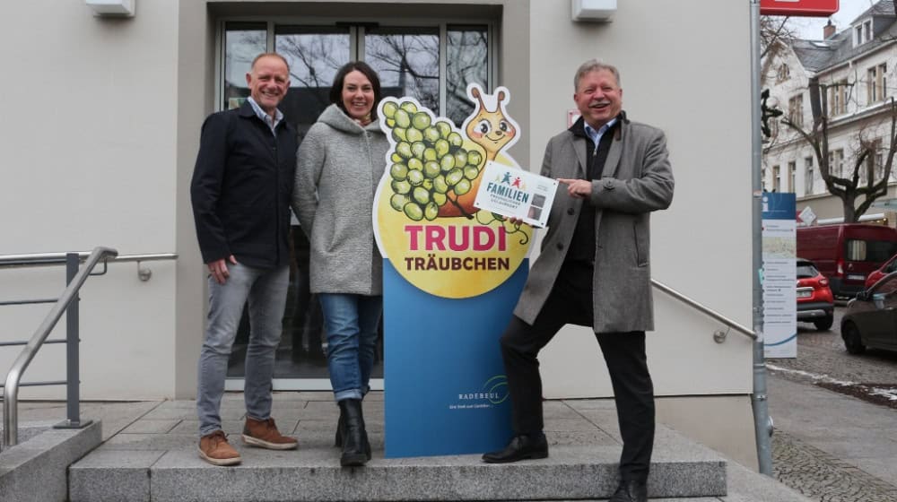 Sven Bieligk, Mandy Hähnel und Oberbürgermeister Bert Wendsche (v.l.)  bei der Familizertifizierung. Foto: Stadt Radebeul
