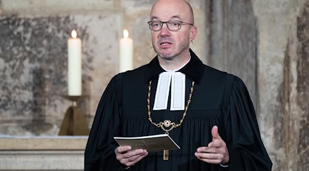 Landesbischof Tobias Bilz wirbt für eine Erneuerung der Kirche (Archivbild).  / Foto: Sebastian Kahnert/dpa