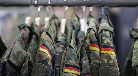 In Sachsen leben mehr als 17.000 männliche Staatsangehörige des Jahrgangs 2008 – sie könnten ab 2026 Post von der Bundeswehr erhalten. (Symbolbild) / Foto: Oliver Berg/dpa