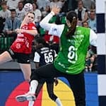 Anna Szabo (l) und die Bundesliga-Handballerinnen des Thüringer HC hatten im Pokal-Viertelfinale beim VfL Waiblingen keine Mühe. (Archivbild) / Foto: Sven Hoppe/dpa