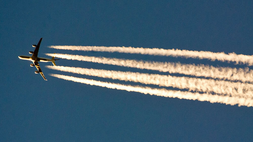Two airplanes over the Vogtland have led to wild speculation and the deployment of police and firefighters. (Symbolic image) / Photo: Patrick Pleul/dpa-Zentralbild/dpa