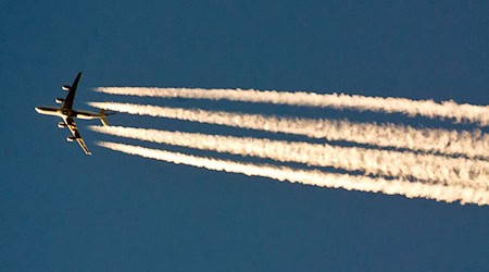 Zwei Flugzeuge über dem Vogtland haben für wilde Spekulationen und zu einem Einsatz von Polizei und Feuerwehr geführt. (Symbolbild) / Foto: Patrick Pleul/dpa-Zentralbild/dpa