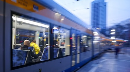 Verdi fordert die 35-Stunden-Woche im Nahverkehr. (Archivbild) / Foto: Jan Woitas/dpa