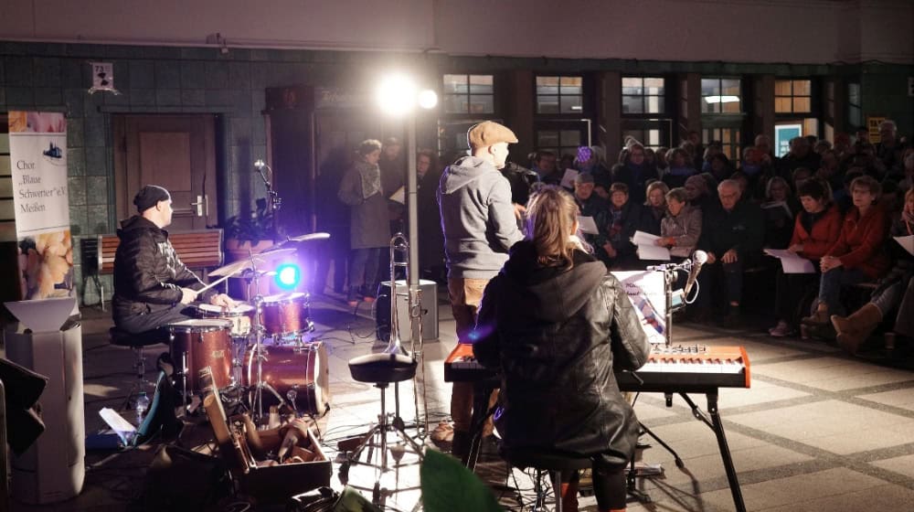 Beim Weihnachtsliedersingen 2024 war die Empfangshalle gut gefüllt. Foto: Claudia Hübschmann