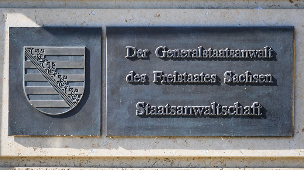 Einsatzkräfte durchsuchten mehrere Objekte im Zusammenhang mit Ermittlungen wegen mutmaßlicher Schwarzarbeit in einer Bau-Firma. (Symbolbild) / Foto: Robert Michael/dpa