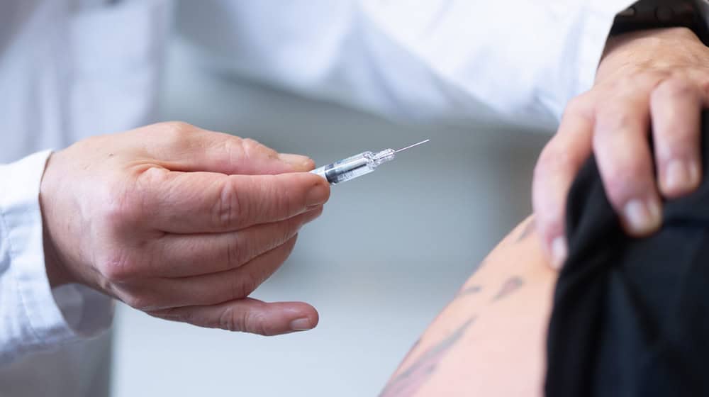 W Sakskej buchu štyri procenty pozdatnych škodow přećiwo koronje připóznate (symbolowy wobraz). / Foto: Sebastian Kahnert/dpa