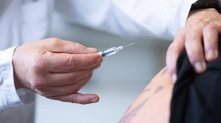 In Sachsen wurden vier Prozent der mutmaßlichen Corona-Impfschäden anerkannt (Symbolbild). / Foto: Sebastian Kahnert/dpa