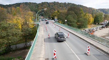 Nach Aufhebung der Sperrung kann der Verkehr wieder einspurig über die Brücke über den Bahngleisen in Bad Schandau passieren. (Archivbild) / Foto: Sebastian Kahnert/dpa