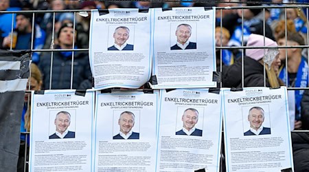 Фанати "Гоффенгайма" протестують проти впливового футбольного консультанта Роджера Віттманна / Фото: Уве Анспах/dpa