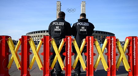 Die Polizei ist zum Bundesligaspiel zwischen Hertha BSC und SG Dynamo Dresden im Großeinsatz.  / Foto: Robert Michael/dpa Die Polizei ist zum Bundesligaspiel zwischen Hertha BSC und SG Dynamo Dresden im Großeinsatz.  / Foto: Robert Michael/dpa