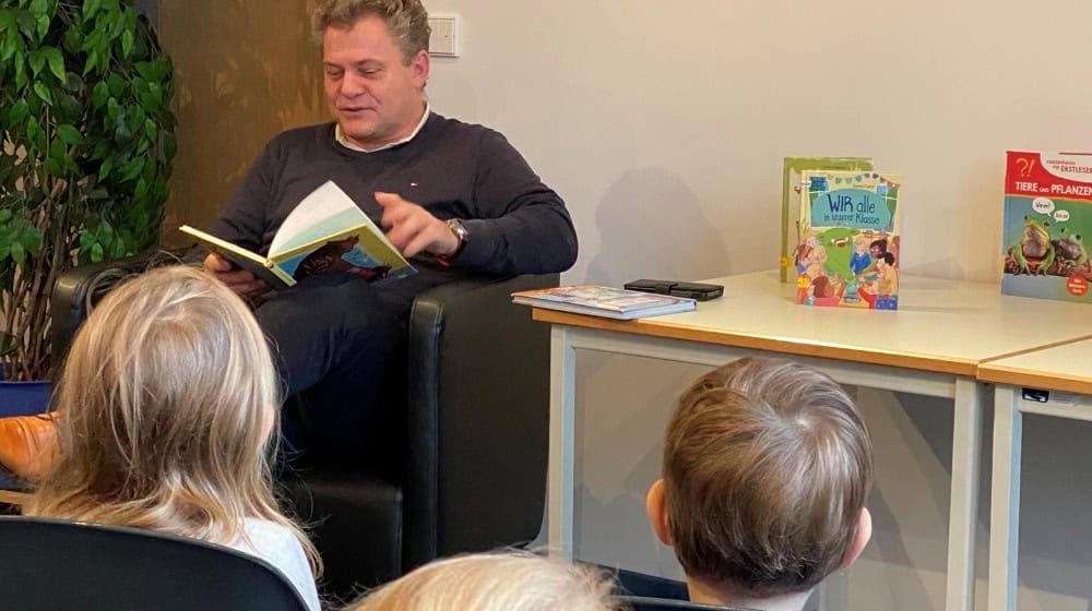 Die Kinder der Kita Löwenzahn lauschten gespannt dem Oberbürgermeister Thomas Schubert beim Vorlesen des Buches zu. Foto: Stadtverwaltung Coswig