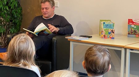 Die Kinder der Kita Löwenzahn lauschten gespannt dem Oberbürgermeister Thomas Schubert beim Vorlesen des Buches zu. Foto: Stadtverwaltung Coswig