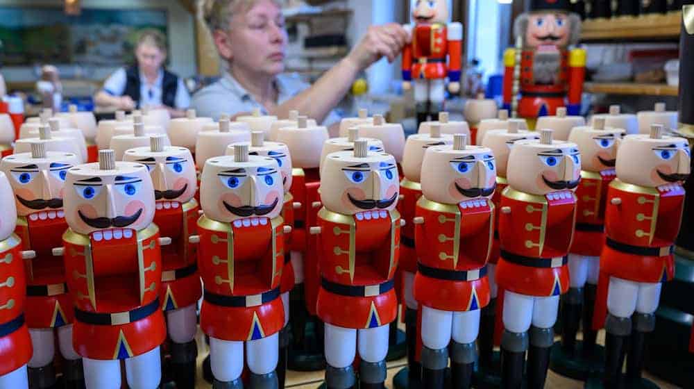 Nutcrackers are made in the show workshop of Seiffener Volkskunst eG, and it is not only in the Erzgebirge that they adorn many parlors at Christmas.  / Photo: Hendrik Schmidt/dpa
