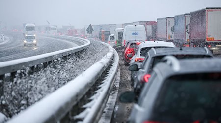 Im vergangenen Jahr sind drei Menschen nach Unfällen mit Lkw auf der Autobahn gestorben. (Symbolbild) / Foto: Jan Woitas/dpa/dpa-tmn