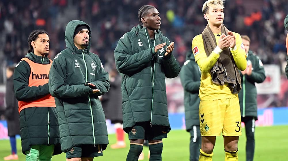 The Bremen players thank the fans after the final whistle. Sporting director Fritz saw a development despite the defeat. / Photo: Jennifer Brückner/dpa