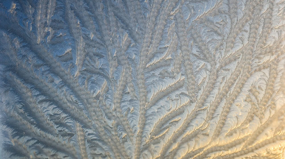 Kalte Meeresluft bringt im Südosten winterliche Anblicke: Frühfrost und Glätte, später Regen, Schneeregen und Schneeschauer. / Foto: Jan Woitas/dpa
