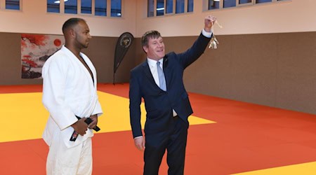 OB Sven Mißbach (r.) übergibt die Schlüssel an Arlindo Freyer, Vorsitzender des Judosportclub Großenhain e.V. Fotos (3): Matthias Fischer