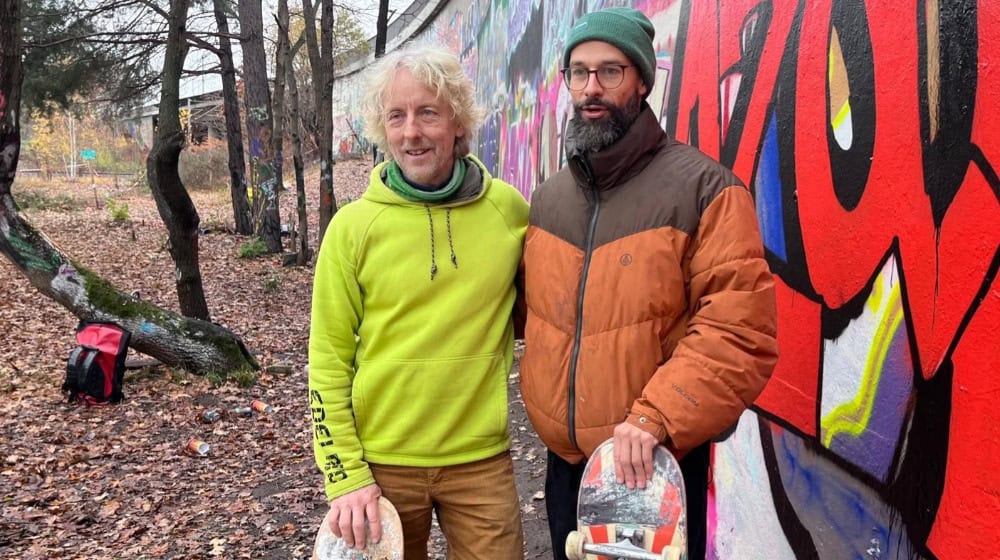 Unterwegs für Dresdens Skateszene: Stadtrat Torsten Schulze (Bündnis 90/Die Grünen) und Sebastian Linda vom Dresden rollt e.V.. Foto: CdH