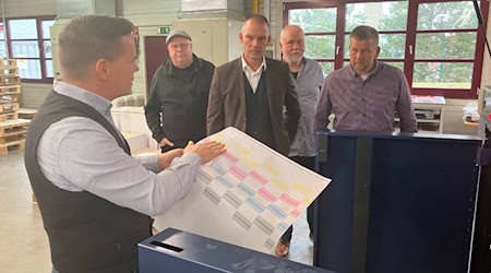 Eugen Stamm (44) erklärt Bernd Hanke (78), Landrat Ralf Hänsel (55), Uwe Kunze (59) und Bürgermeister René Venus (44) die neue Maschine. Foto: meeco Communication Services