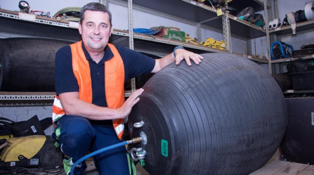 Alexander Würzburg an einer Gummiblase, wie sie nach dem Brückeneinsturz auch bei der Notaktion an der Carolabrücke eingesetzt wurde. Mit dieser Blase konnte beim Hochwasser kurz nach dem Brückeneinsturz am 11. September 2024 die Überflutung des Kanalsystems verhindert werden. Foto: Stadtentwässerung