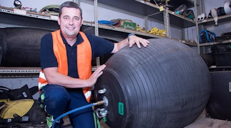 Alexander Würzburg an einer Gummiblase, wie sie nach dem Brückeneinsturz auch bei der Notaktion an der Carolabrücke eingesetzt wurde. Mit dieser Blase konnte beim Hochwasser kurz nach dem Brückeneinsturz am 11. September 2024 die Überflutung des Kanalsystems verhindert werden. Foto: Stadtentwässerung