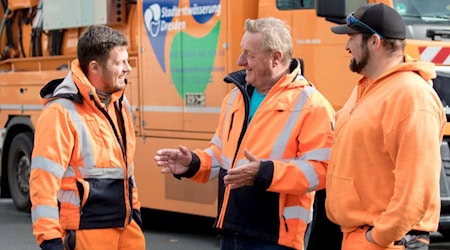 Kanalnetzmeister Frank Lieber (M.) stimmt im Niedersedlitzer Stützpunkt mit den Kanalspezialtechnikern Denis Jurk (l.) und Michael Hohmann die letzten Details ab, bevor sie mit ihrem Saug- und Spülfahrzeug zum Einsatz starten. Der 66-Jährige muss sich jetzt von seinem Team verabschieden. Foto: Peter Hilbert