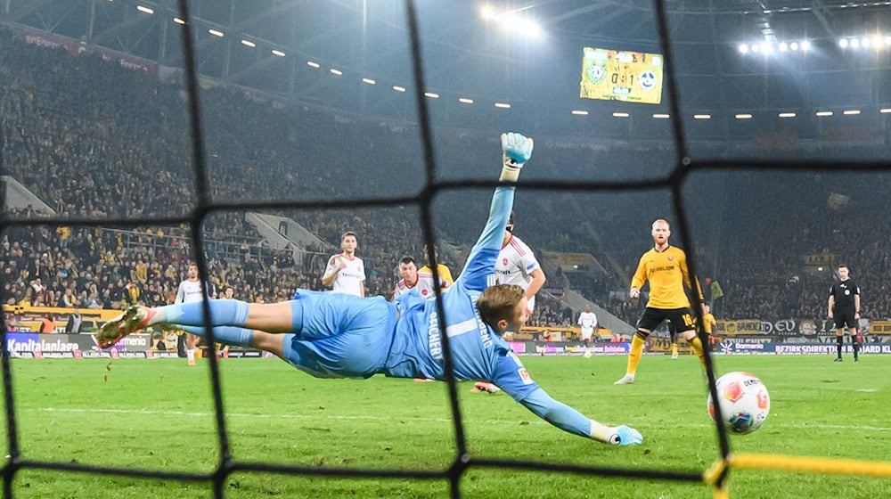 Goalkeeper Jan Reichert (front, 1. FC Nürnberg) can't prevent the 1:1 goal. / Photo: Robert Michael/dpa