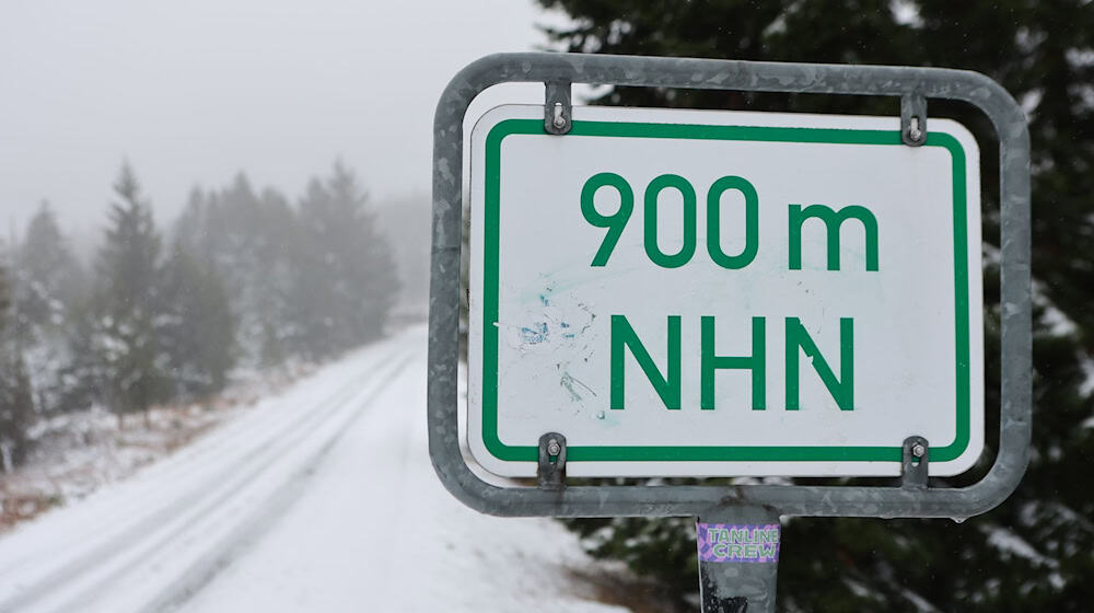 In der Höhe liegt, wie hier auf dem Brocken, eine Schneedecke. (Archivbild) / Foto: Matthias Bein/dpa